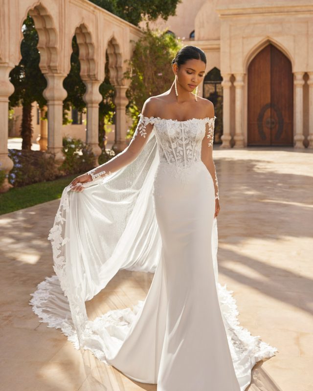 Abito da sposa Rosa Clarà Olbia a sirena con scollo off-shoulder – atelier Roma