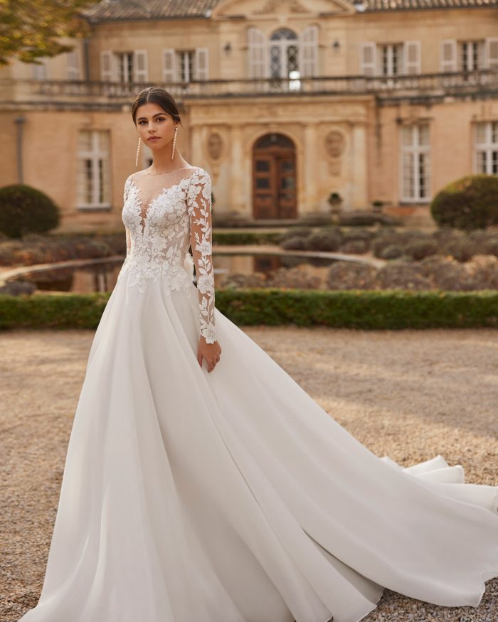 Abito da sposa Rosa Clarà Verus in organza con pizzo e maniche lunghe – atelier Roma