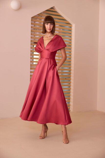 bito elegante modello lunghette rosa antico con scollo a V e tasche Carla Ruiz.