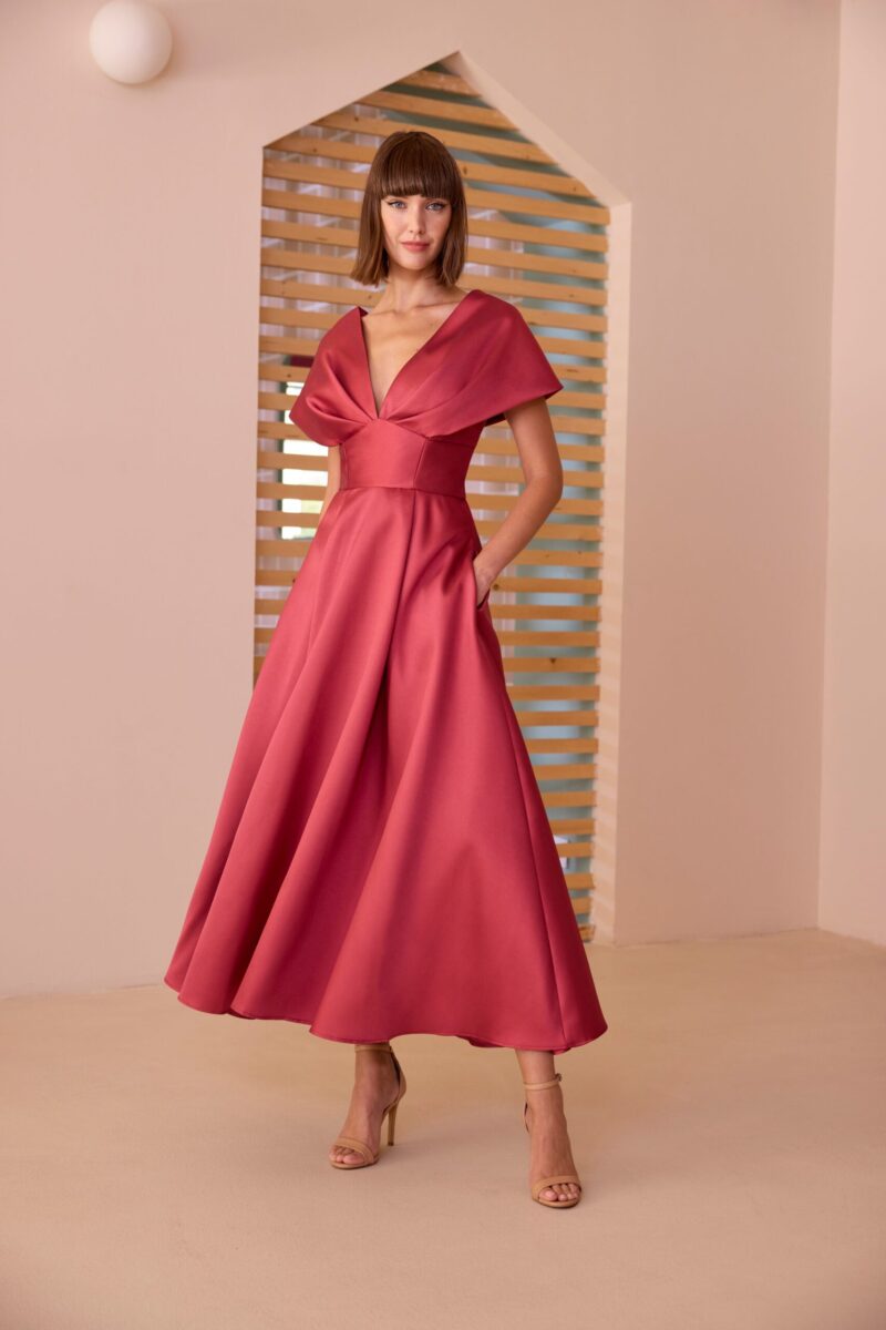 bito elegante modello lunghette rosa antico con scollo a V e tasche Carla Ruiz.