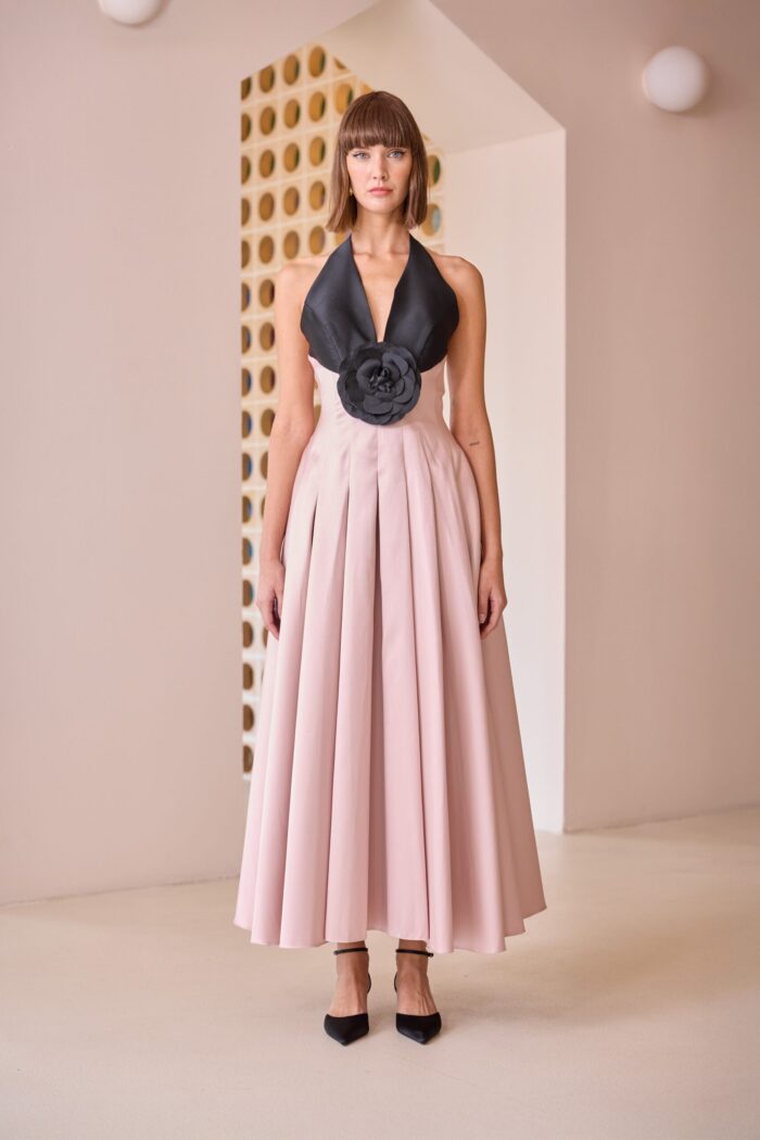 Abito lungo alla caviglia bicolore Carla Ruiz con scollo all'americana nero e gonna rosa.