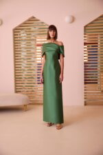 Abito da cerimonia a tubino lungo verde con scollo a barchetta di Carla Ruiz.
