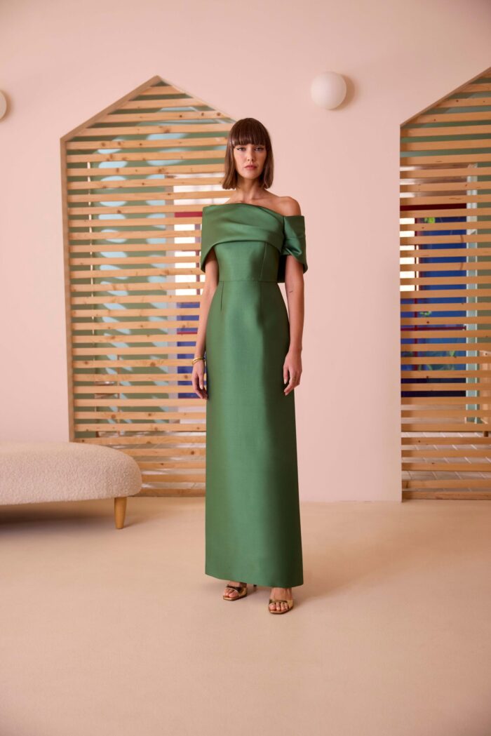 Abito da cerimonia a tubino lungo verde con scollo a barchetta di Carla Ruiz.