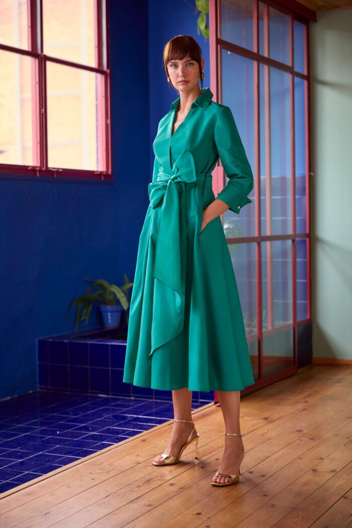Completo da cerimonia verde Carla Ruiz composto da gonna elegante e camicia coordinata con fiocco.