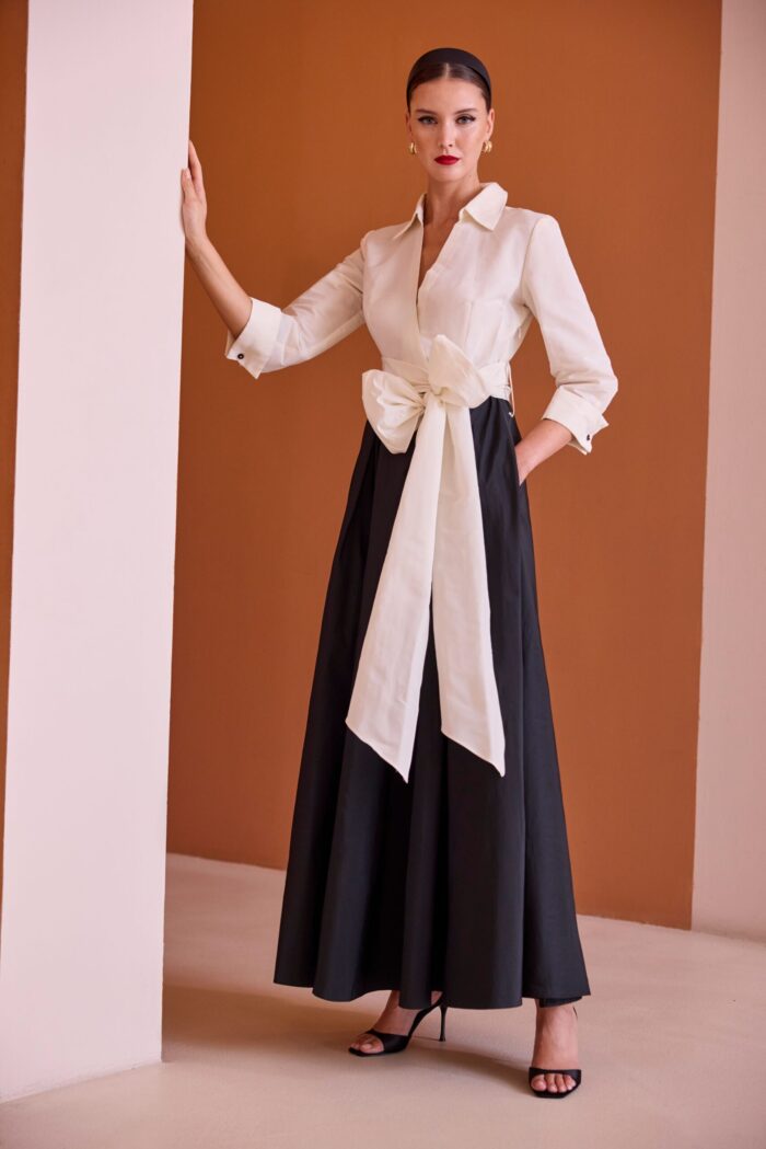 Completo da cerimonia Carla Ruiz con pantalone lungo largo nero e camicia bianca con fiocco al collo.