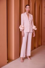Elegante tailleur da cerimonia rosa pastello firmato dalla stilista Carla Ruiz.