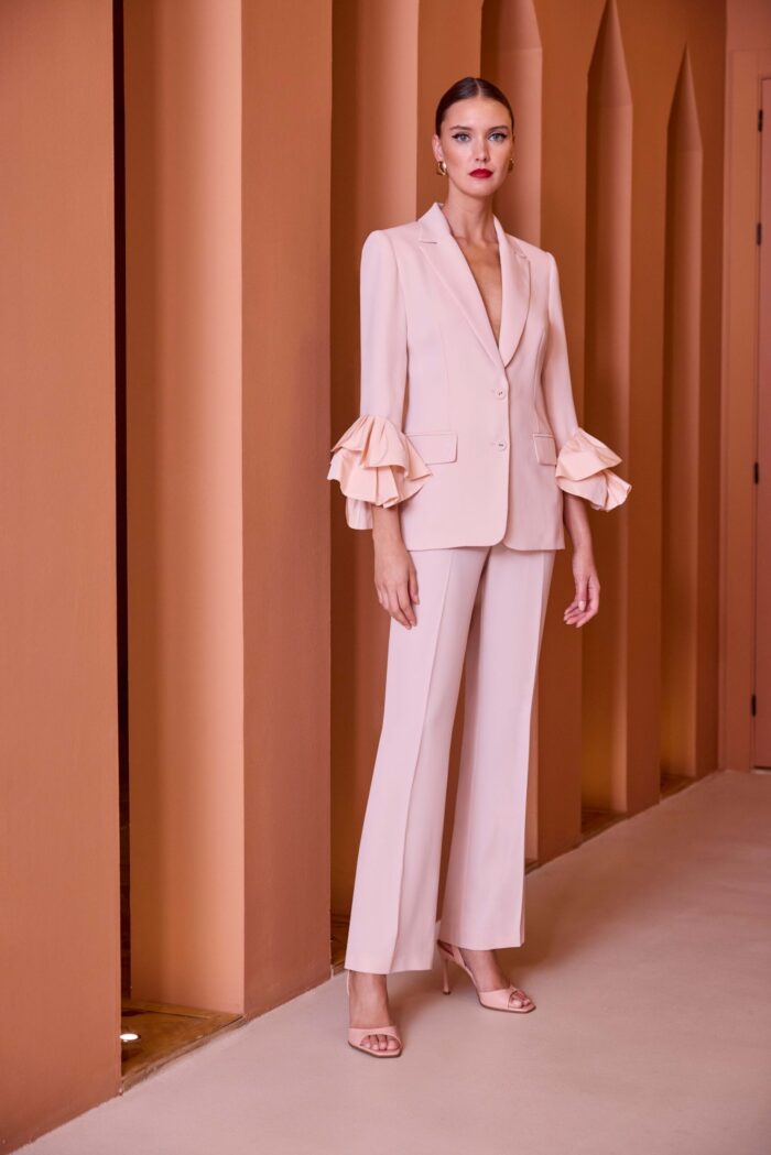 Elegante tailleur da cerimonia rosa pastello firmato dalla stilista Carla Ruiz.