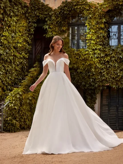 Nicole-Milano-Pronovias-Tinia-1